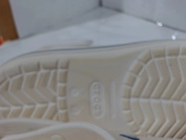 UsedVeryGood_Crocs Unisex-Adult Crocband Clog, White, 9 Wo_White_Sz9 Women/7 Men