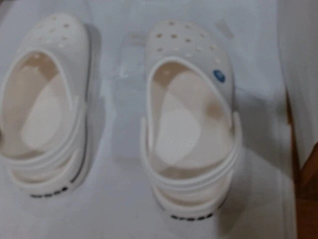 UsedVeryGood_Crocs Unisex-Adult Crocband Clog, White, 6 Women/4 Men_White_Sz6